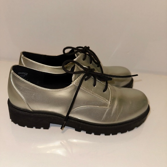 H&M Silver Shoes - Size 8 - Mint Condition - Picture 4 of 10